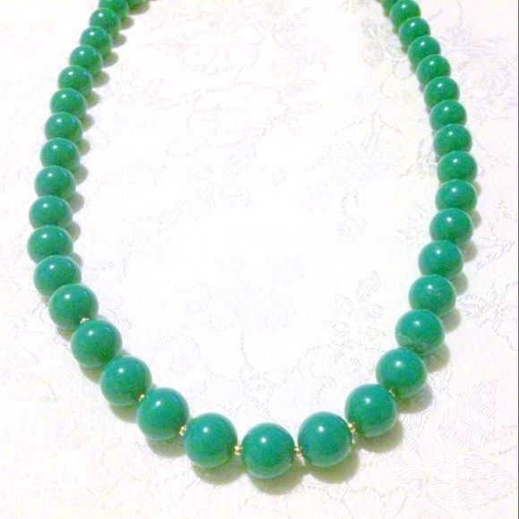 Vintage Green and Gold Lucite Beaded Necklace - Picture 2 of 4